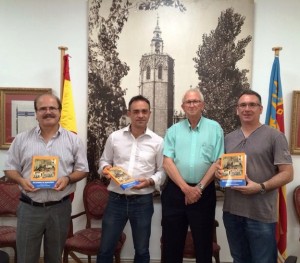 De izquierda a derecha, el Alcalde D. Rafael Darijo, el presidente de AISAB D. Enrique Santafosta, el escritor D. Ismael Mallea y el impresor D. Vicente Mallea.